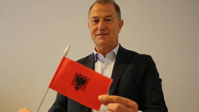 (Italiano) “El milagro de Albania comenzó en Internet buscando jugadores  De Biasi es el seleccionador de Albania, el técnico que ha obrado el milagro de clasificar a los albaneses para el primer gran torneo de su historia