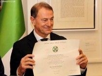 (Italiano) Mattarella premia coach Gianni De Biasi con il riconoscimento ‘Ordine della stella d’Italia’